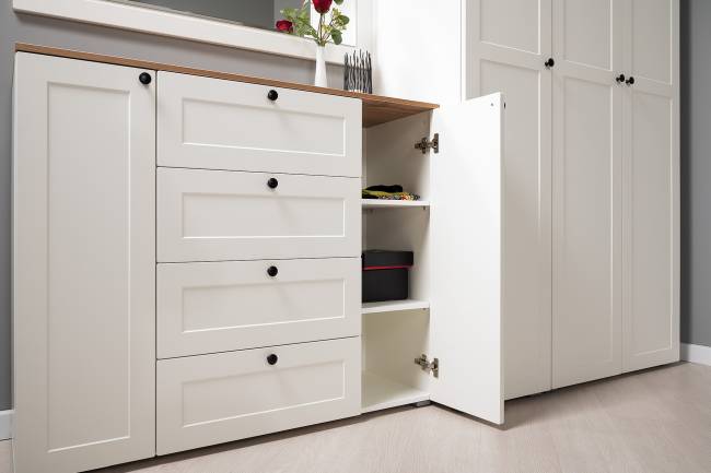 Комод четыре ящика и две дверки и вешалка для одежды Остин цвет белый шагрень/дуб крафт золотой