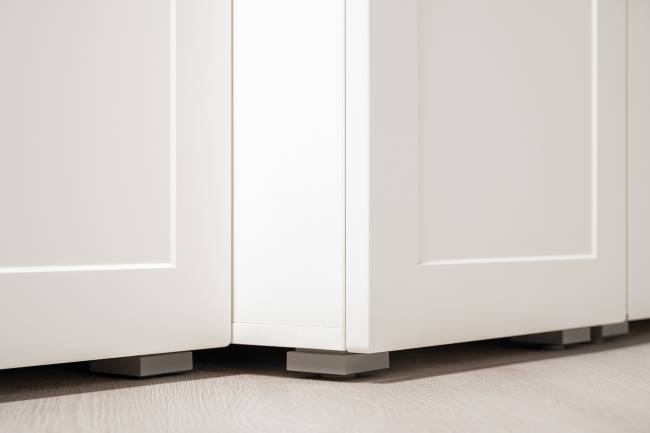 Два пенала в прихожую и тумба с вешалкой Остин цвет белый шагрень/дуб крафт золотой